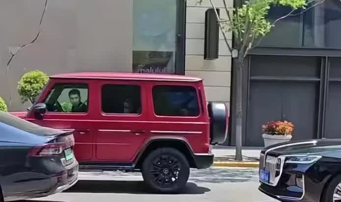 我问了乒乓球圈的朋友，牛冠凯为什么总给王楚钦推行李。他头也不抬：因为他是