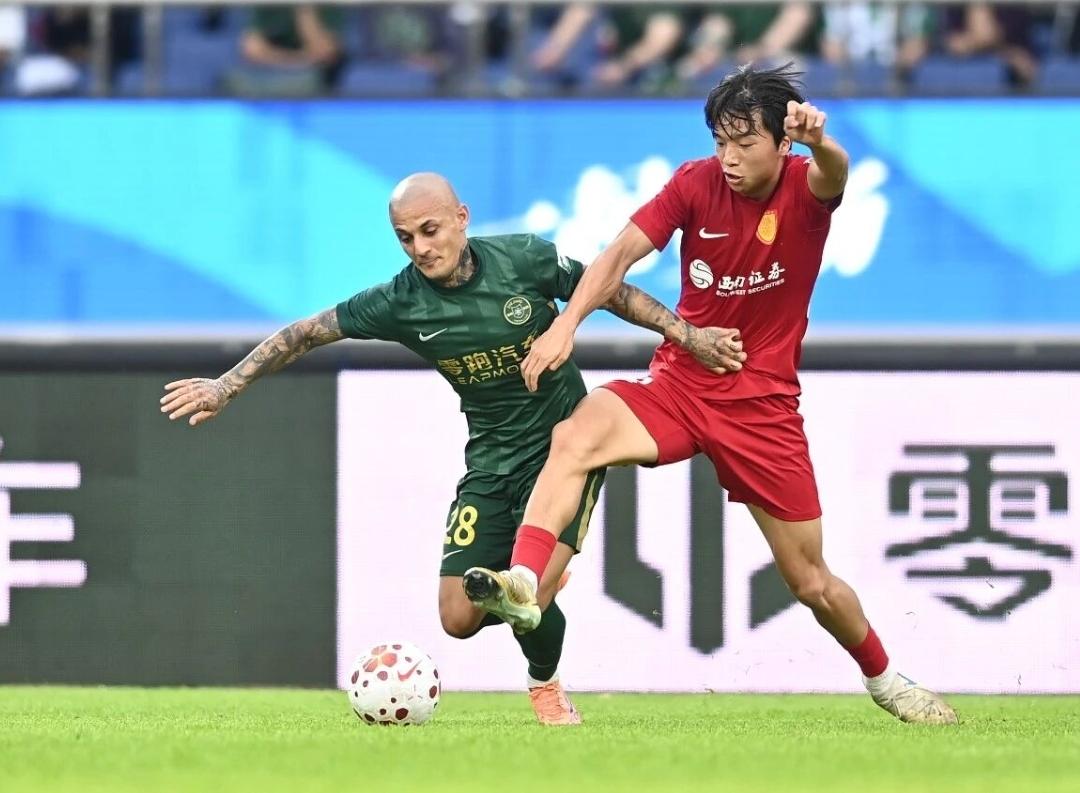 对于中国足球或许是进步！李镇全和米特里策红牌事件，先抛开一切其他因素不谈，就单纯