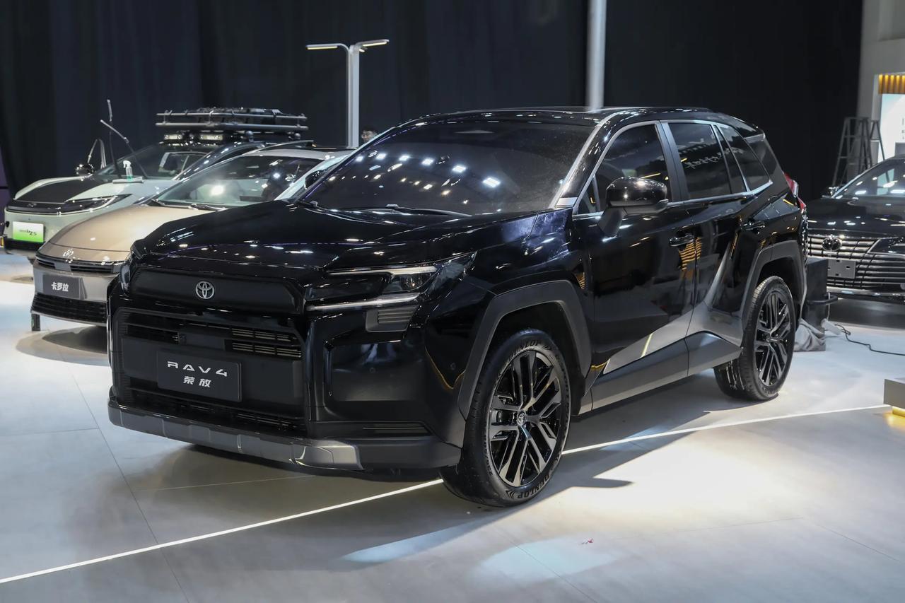 丰田RAV4荣放改款成功？距离爆款只差“价格诚意”了说实话，丰田RAV4荣