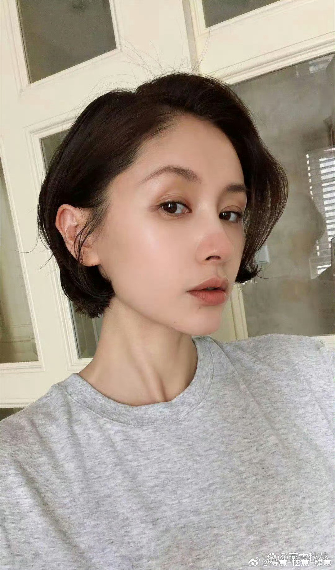 王子文这个发型太新颖俏皮了吧！衬托得整个人像是外国人了