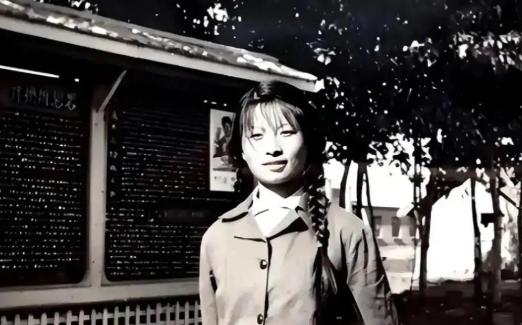 1976年，25岁女知青抱着4岁儿子回京，母亲气得半死，怒骂她未婚先孕，不知羞耻