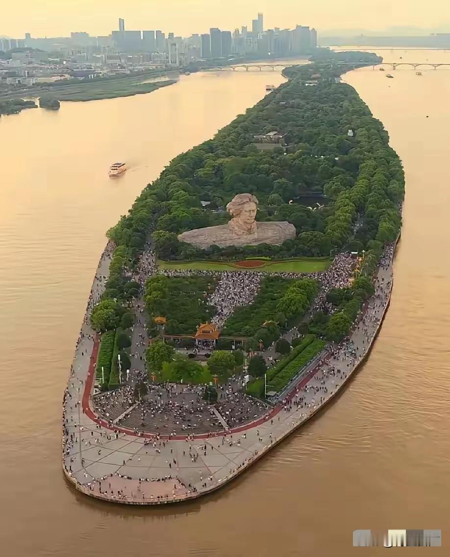 当初提出把橘子洲建成红色旅游岛的人，绝对是个天才。由于文夕大火，长沙市内其实没啥