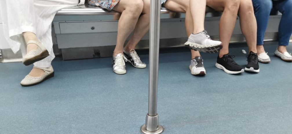 在地铁上听到两个年轻女孩子在聊天说结婚后不想跟公公婆婆住一起，说跟公婆住一起不方