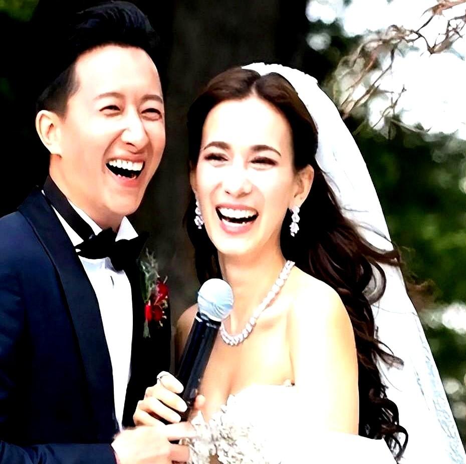 推开门，韩庚绕过脚边的闺女，径直走向老婆卢靖姗亲了一口。凌晨三点孩子哭，卢靖