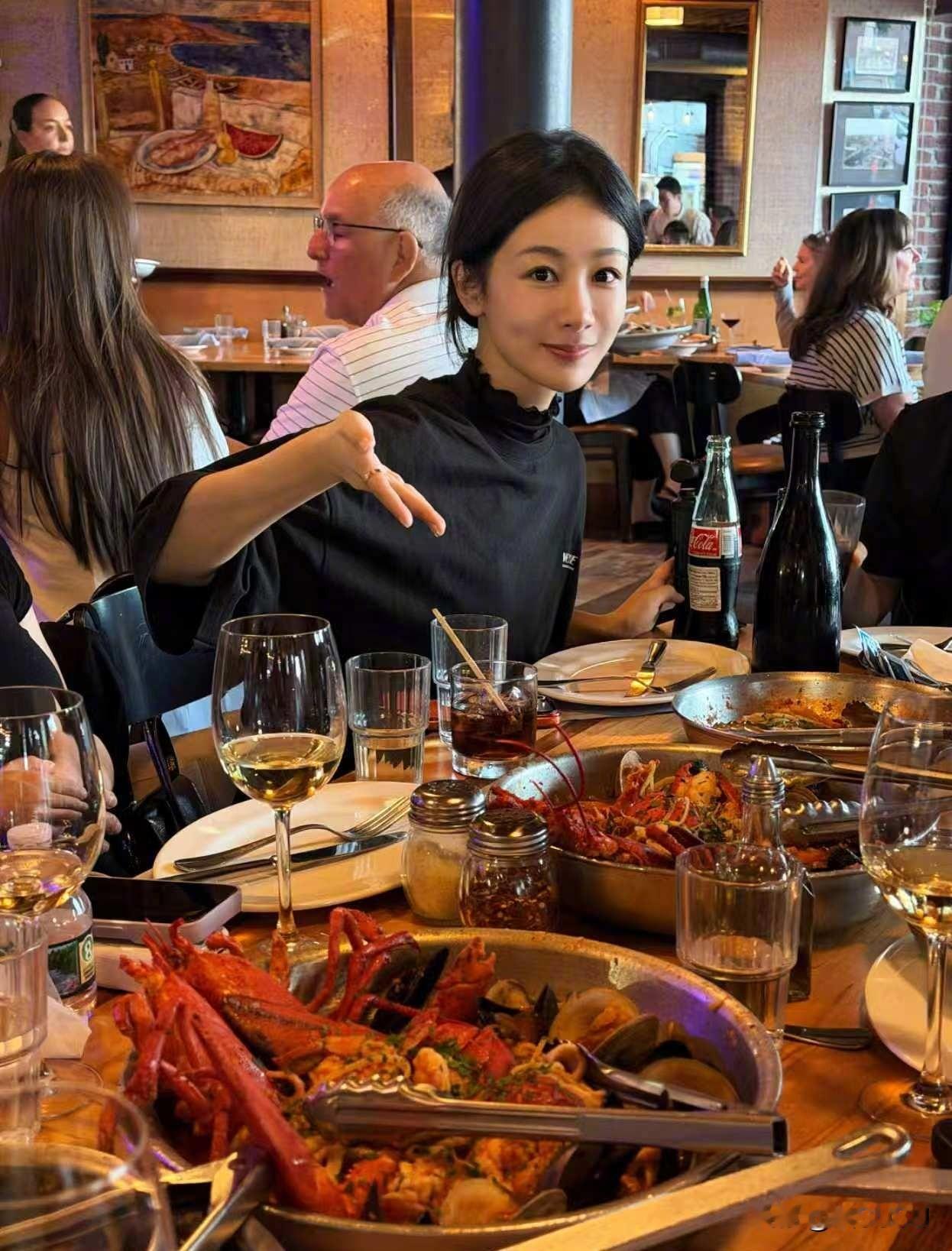 杨紫拿了金鹰奖后，说工作已经排到了十月份。然而，现在八月份，她正在美国波士顿度