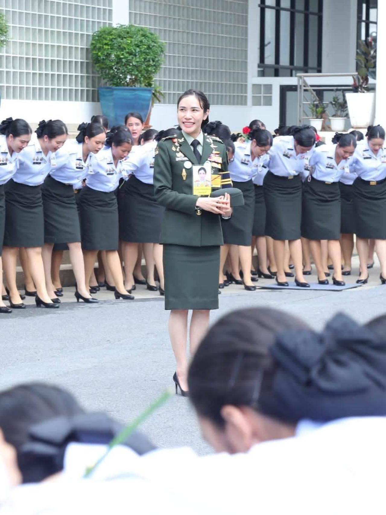 诗妮娜贵妃回母校视察，全校师生行跪拜礼2026年9月24日，泰国诗妮娜贵妃在曼