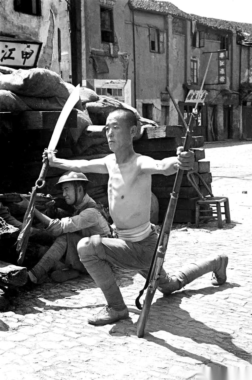 我老在想，一张照片背后，到底藏着多少我们不知道的事。就说1937年上海街头这个