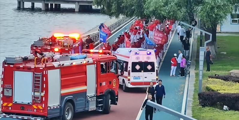 朝阳暴走团团长发声：不要妖魔化我们！这个女团长说：我们只是让救援车在路边排好，
