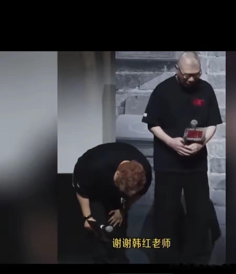 终究还是被细心的网友给发现了，当初帮别人站台拉票房的时候，可以向观众们鞠躬九十度