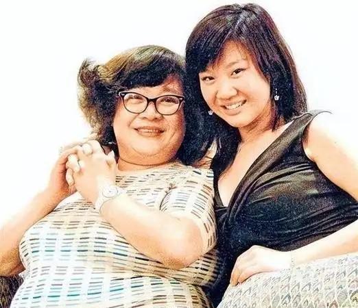 2008年，沈殿霞去世时，留给女儿郑欣宜6000万遗产，并规定女儿35岁以后才能