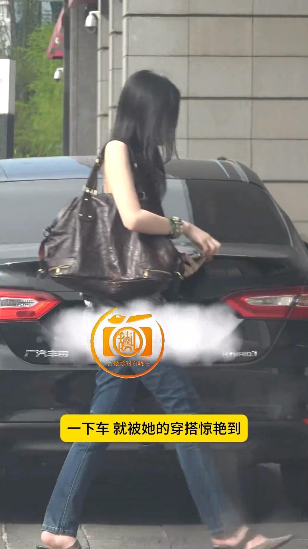 李嫣和朋友逛商场19岁李嫣近照李嫣遗传了王菲的好身材​​​