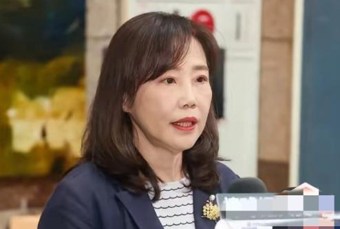 针对卢秀燕关于“战争准备”的言论，国民党文传会主委尹乃菁表示，卢秀燕的立场就是国