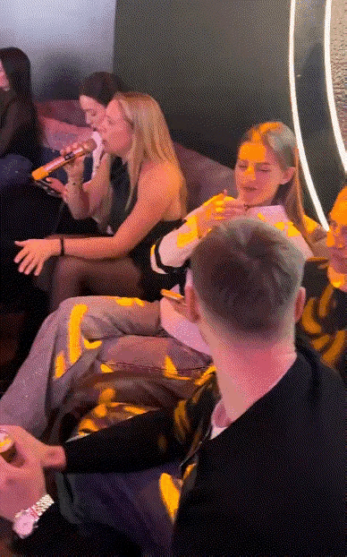 这么多美女在这里唱歌，显得非常的活跃，旁边坐的那些男人，倒是感觉有些木讷。活了这