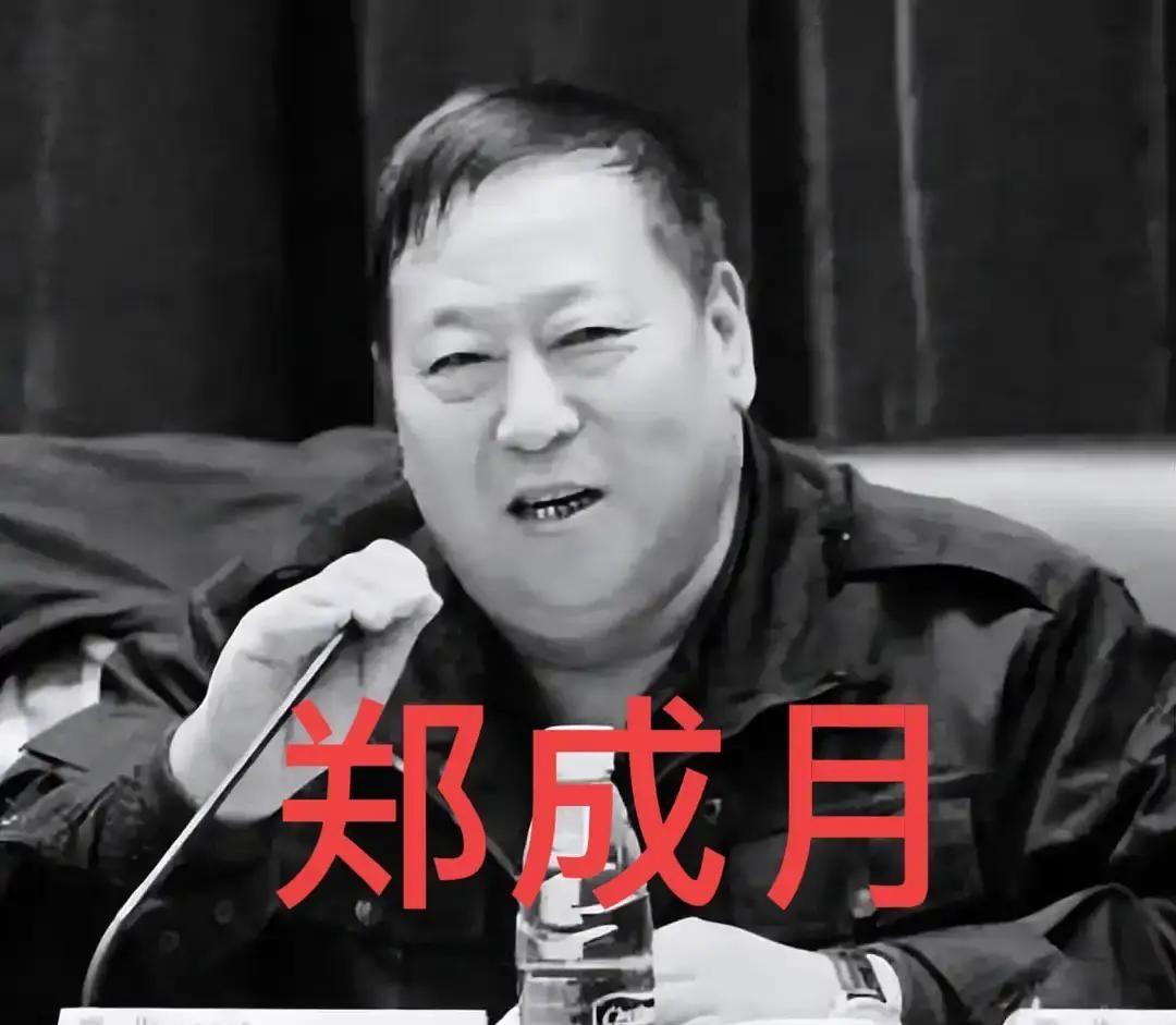 墓碑朝向石家庄。那里，安葬着他用半辈子救下的冤魂——聂树斌。一个警察，为了一个