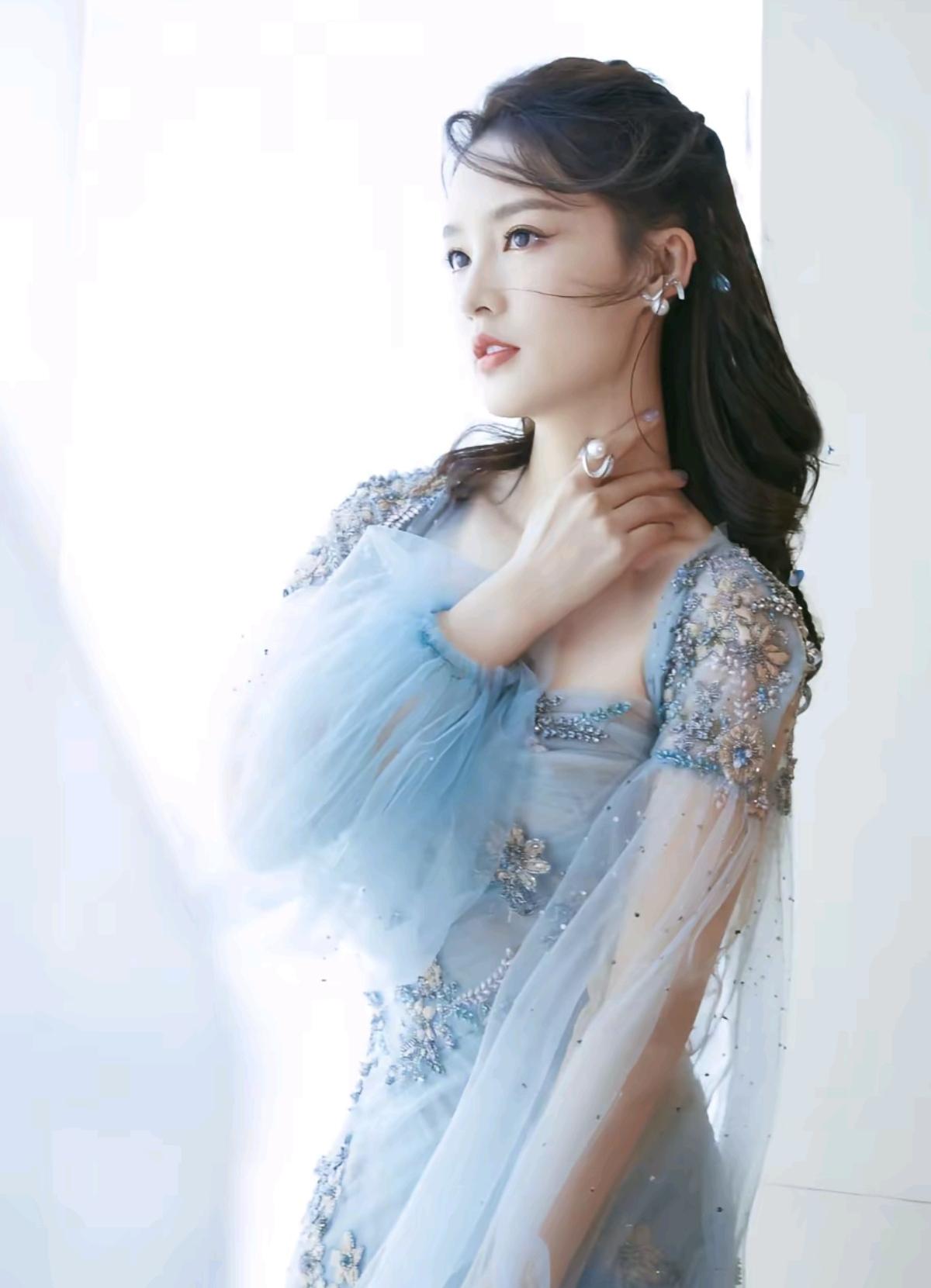 哇塞！李沁好美啊，我喜欢她[吐舌头眯眼睛笑][比心]李沁这种高级感的气质，真的是在别的女明星