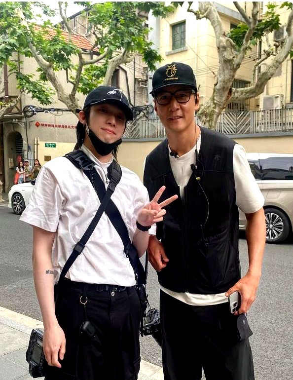 吴彦祖现身上海街头，这消息本身没啥稀奇的。明星也是人，也要逛街吃饭。关键在于，他