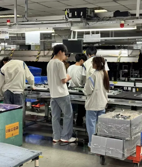 “黑厂，太黑心了！”上班不满7天，没有工资。如果不满1个月离职，工价要扣2元
