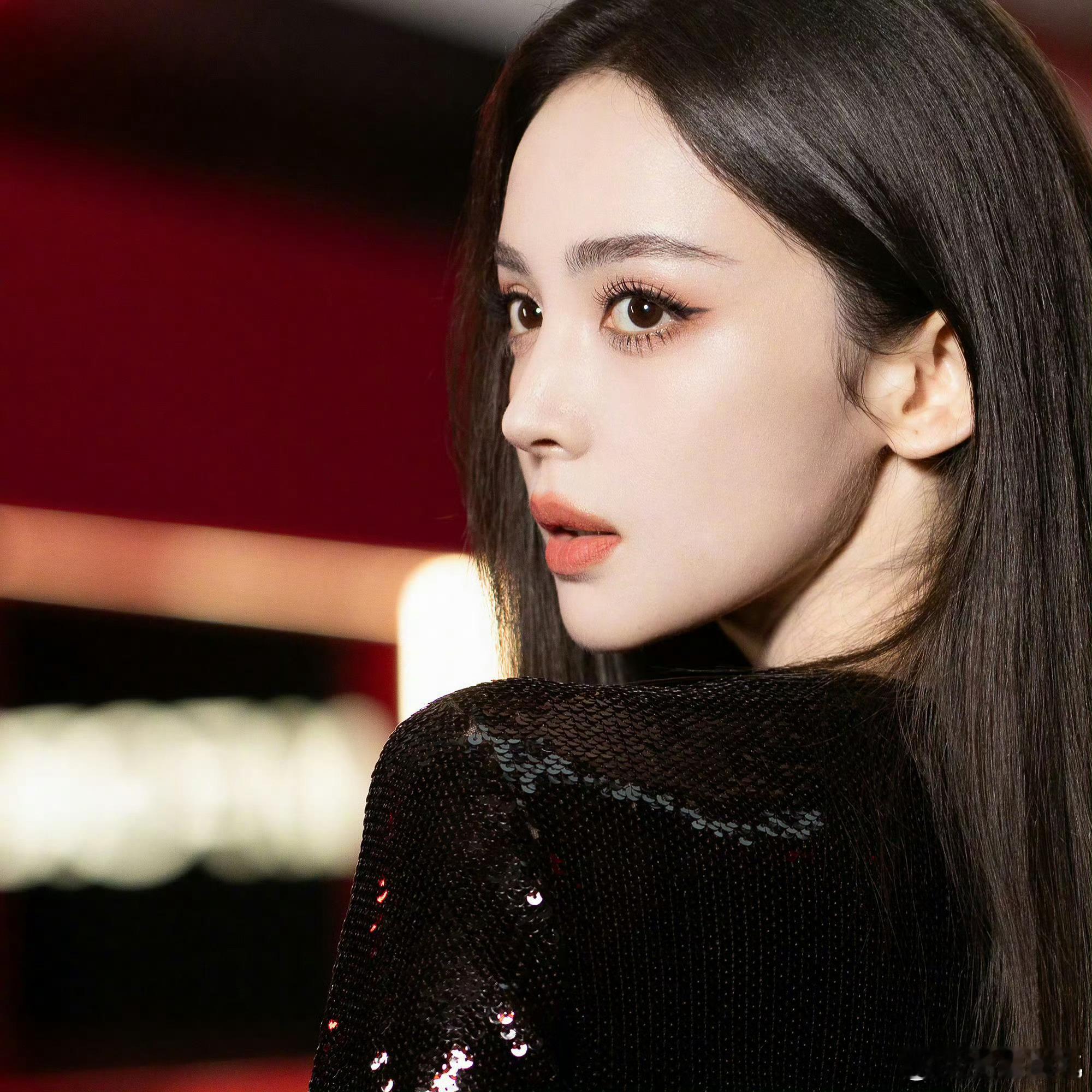 娜扎亮片包臀裙娜扎时尚表现力持续在线，亮片包臀裙勾勒曼妙身姿，光影摇曳之间，是