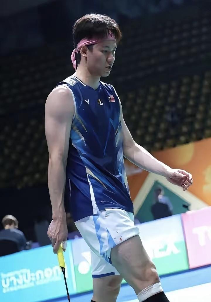 曾在2024年因轻度抑郁一度想退役的马来西亚羽毛球名将李梓嘉，终于在远离赛场近半