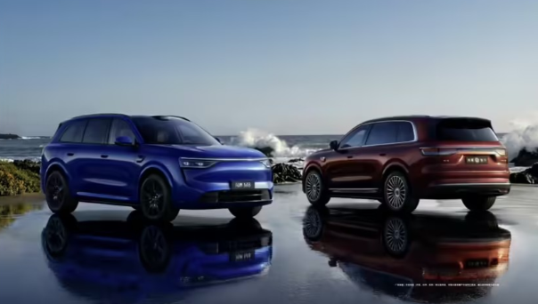 华为发布会刚结束，问界M7新增“夜紫”车色，搭配全新21英寸星芒轮毂。新车搭载