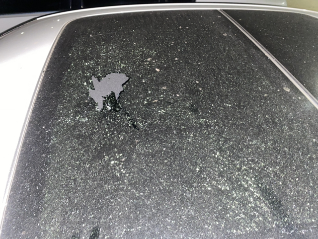 车窗玻璃碎了有车友知道这是什么原因么？警察来看说是自爆的，但是最近也不热啊