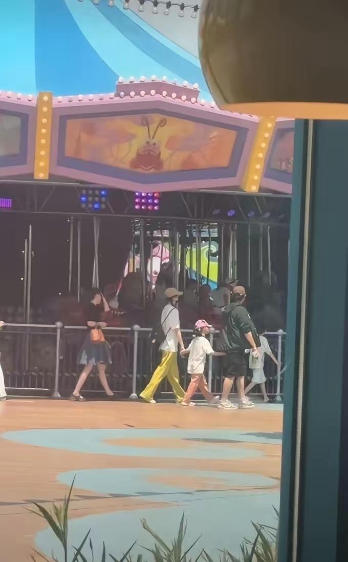 唐嫣、罗晋一家三口游新加坡!幸福的让人羡慕。如果度假期间，可以让唐嫣再次怀孕就