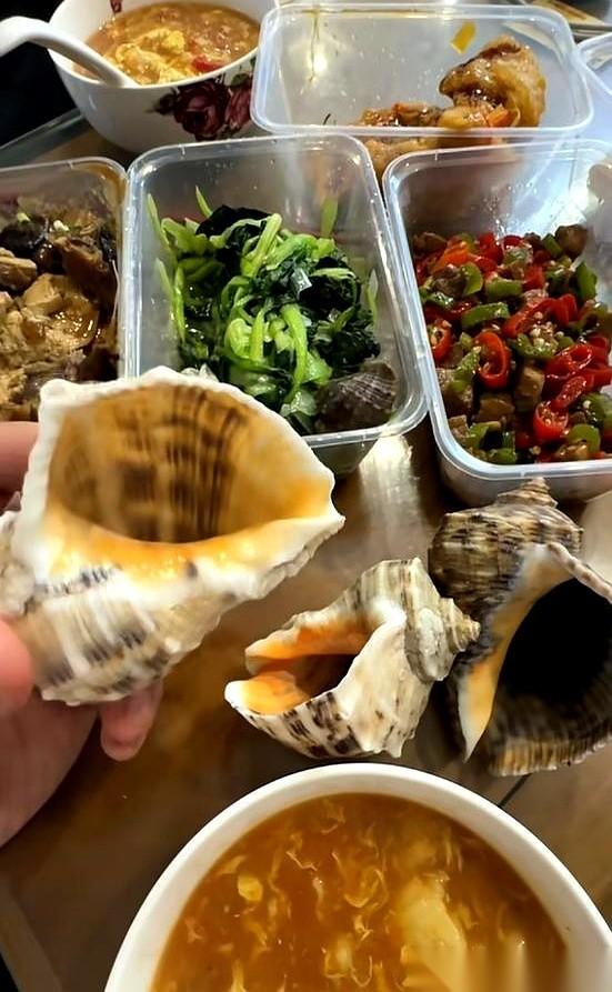 山东威海，一个男人鬼鬼祟祟地走到沙滩边，从布袋里掏出个东西，一扬手，扔进了沙子里