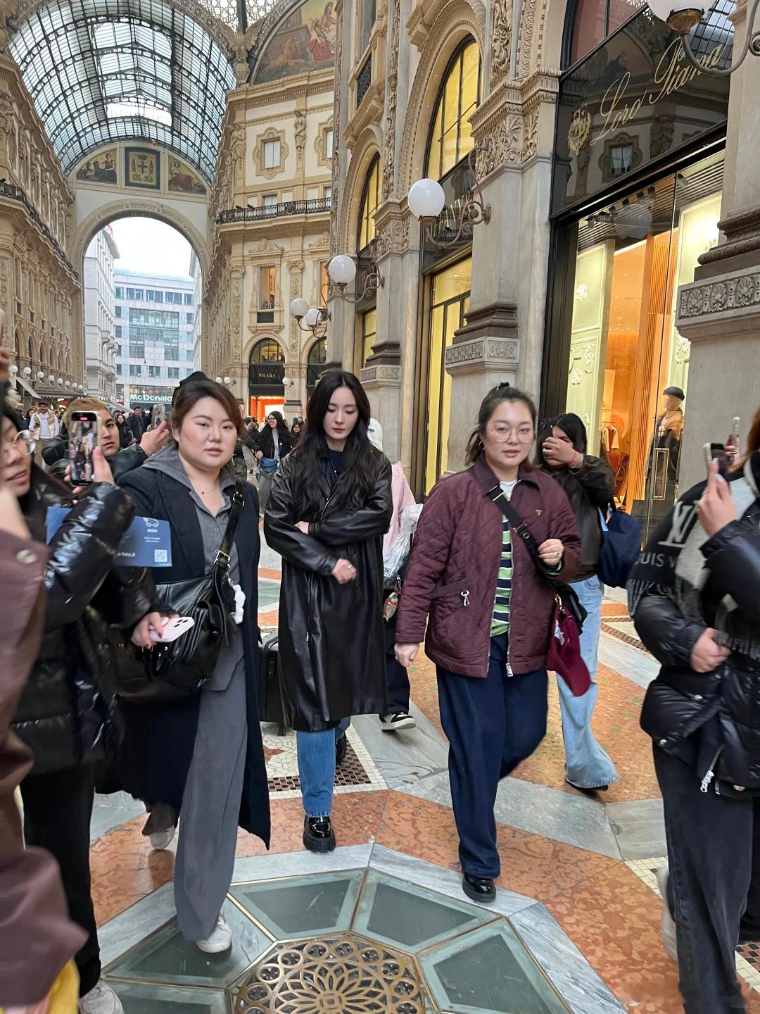 网友米兰偶遇杨幂本人真的超美！杨幂米兰