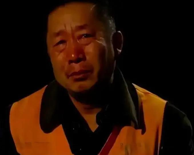 2009年，内蒙古，老婆与情夫苟且7年，男子不仅让出主卧，甚至还主动看门，然而，
