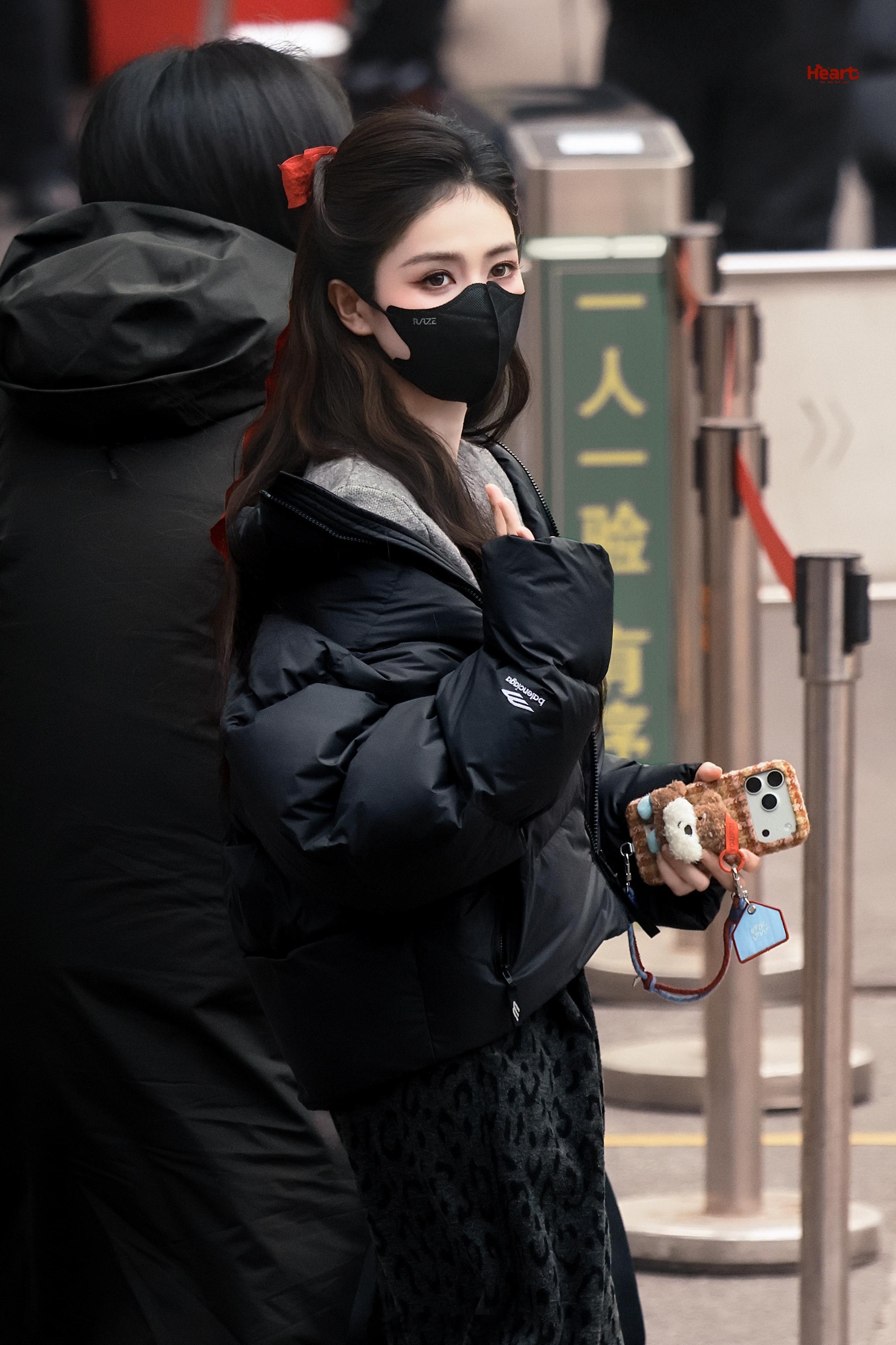 白鹿红蝴蝶结春晚联排造型最新路透真的是美极了呀！白鹿说已无法负荷高强度动作戏