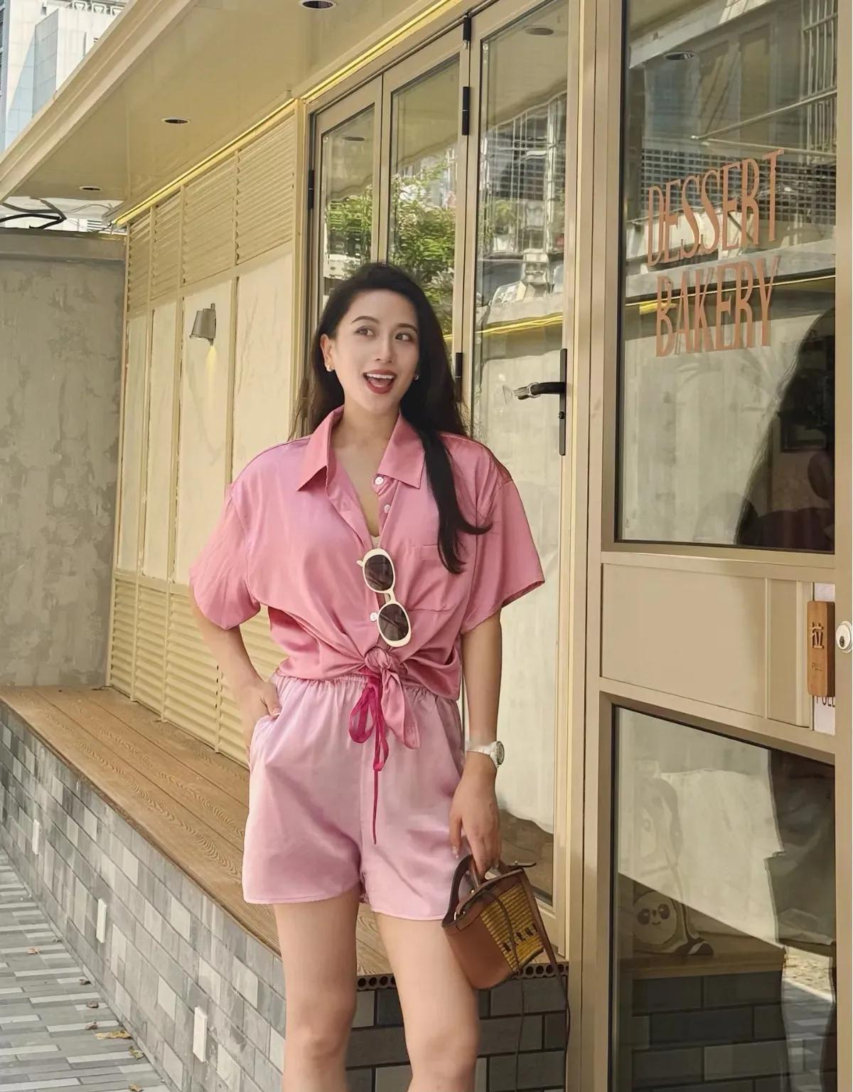这套穿搭是清新甜美的粉调衬衫套装夏日风，把松弛随性和少女感融合得很亮眼。粉色短袖