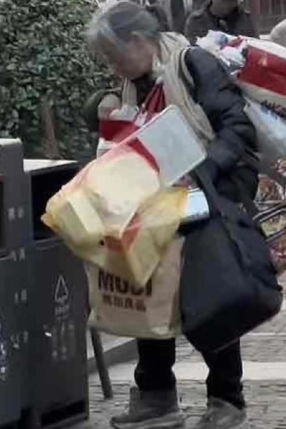 前天给我妈打电话，她说你三叔住院了。我问咋了。她说没啥大事，就是头晕，医生说