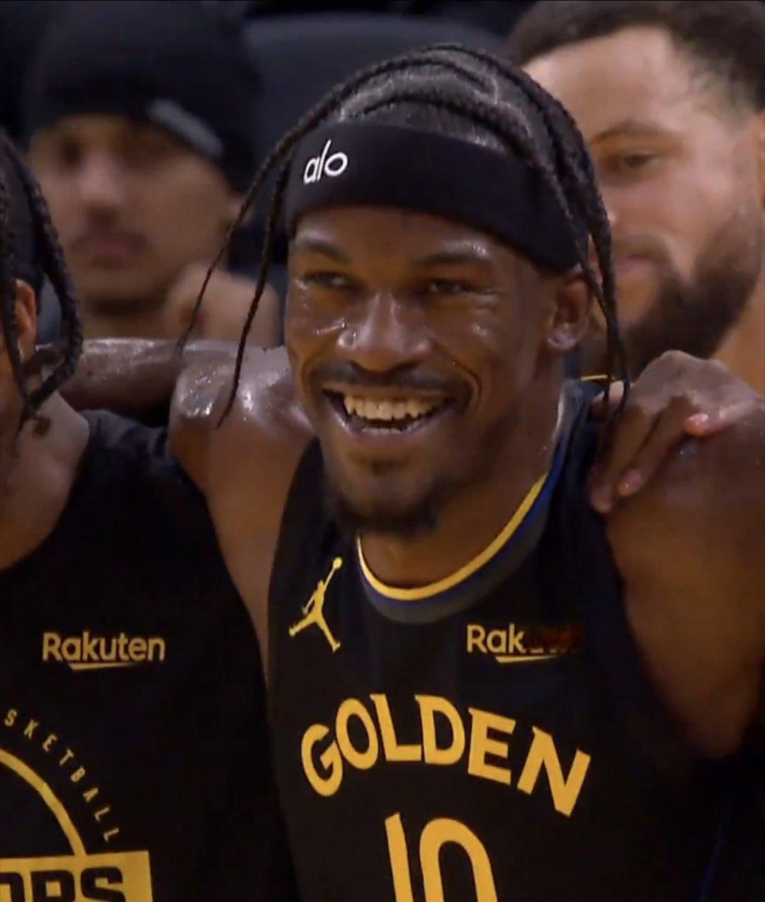 勇士前锋巴特勒右膝前十字韧带撕裂，赛季报销。巴特勒在离场前，被希尔德和小佩顿搀扶