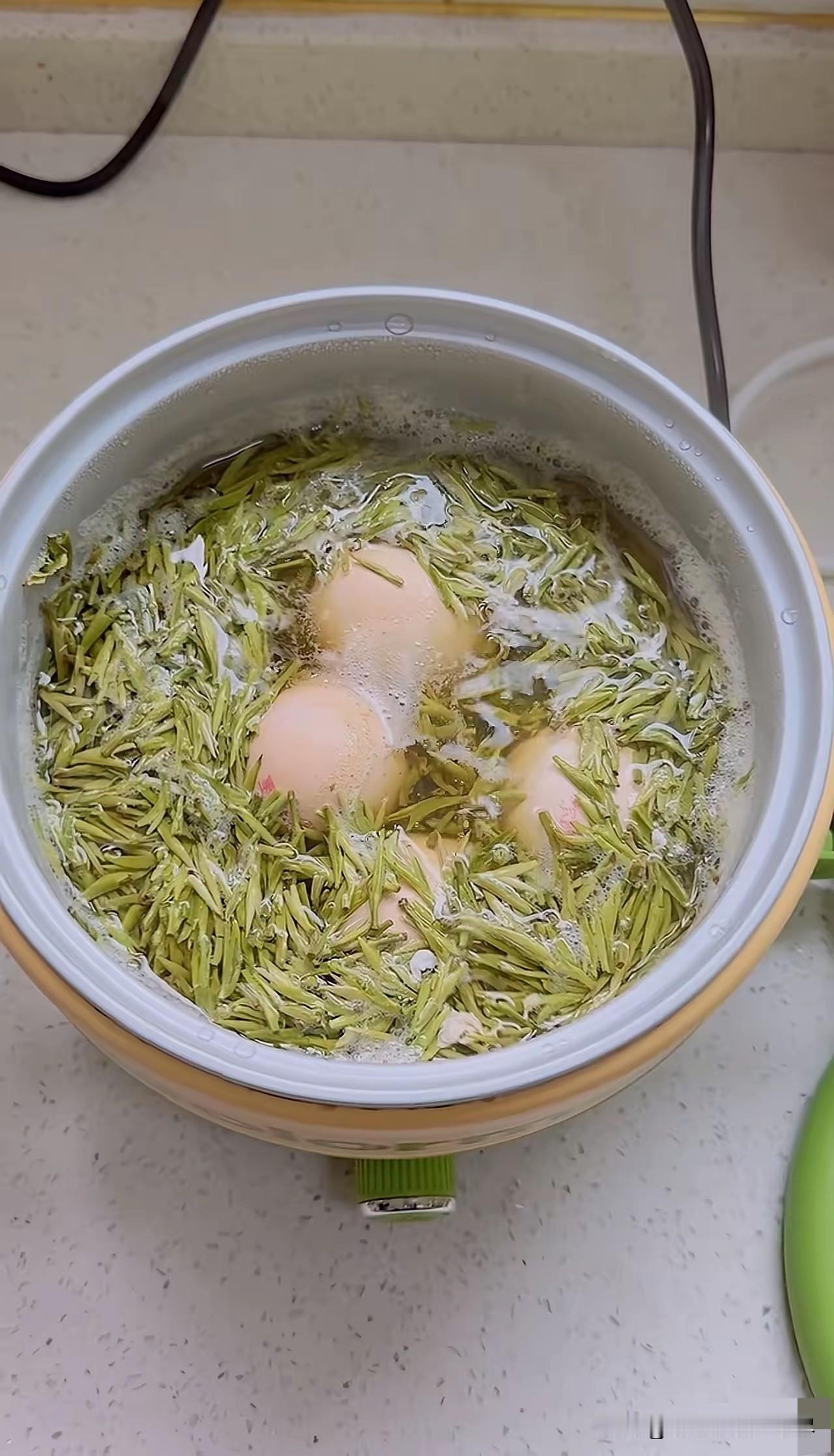 没想到茶叶蛋还能这么煮啊？看到一位网友在家里煮鸡蛋的时候，往锅里放了很多西湖龙井