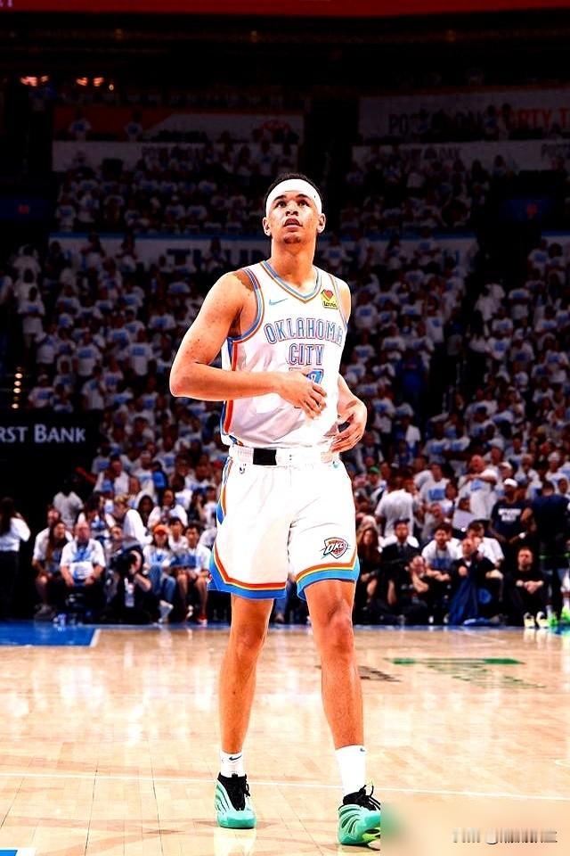 同样是雷霆2022届新秀，差1个顺位怎么差出天壤？雷霆2022选的四个新秀，