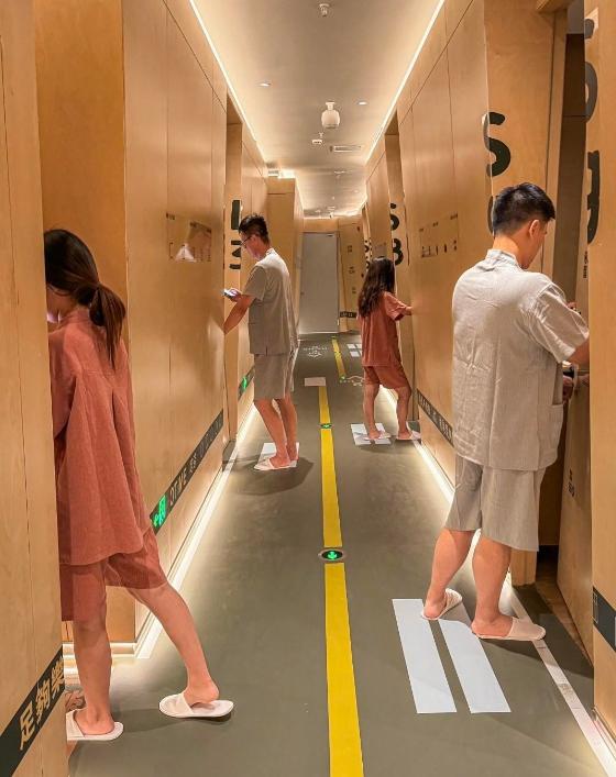福建一个富婆开足浴城，60个员工，服务费全给员工，每人每月交3000元管理费。她