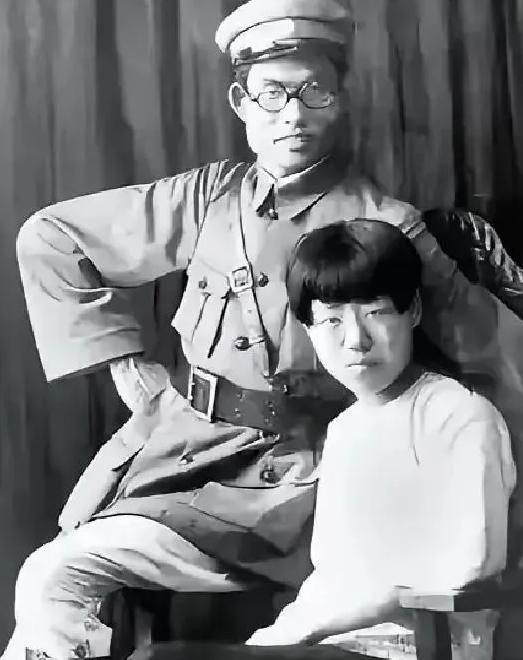 1940年，延安，朱仲芷主动跟丈夫萧劲光离了婚。那一年她已经是六个孩子的娃，和萧