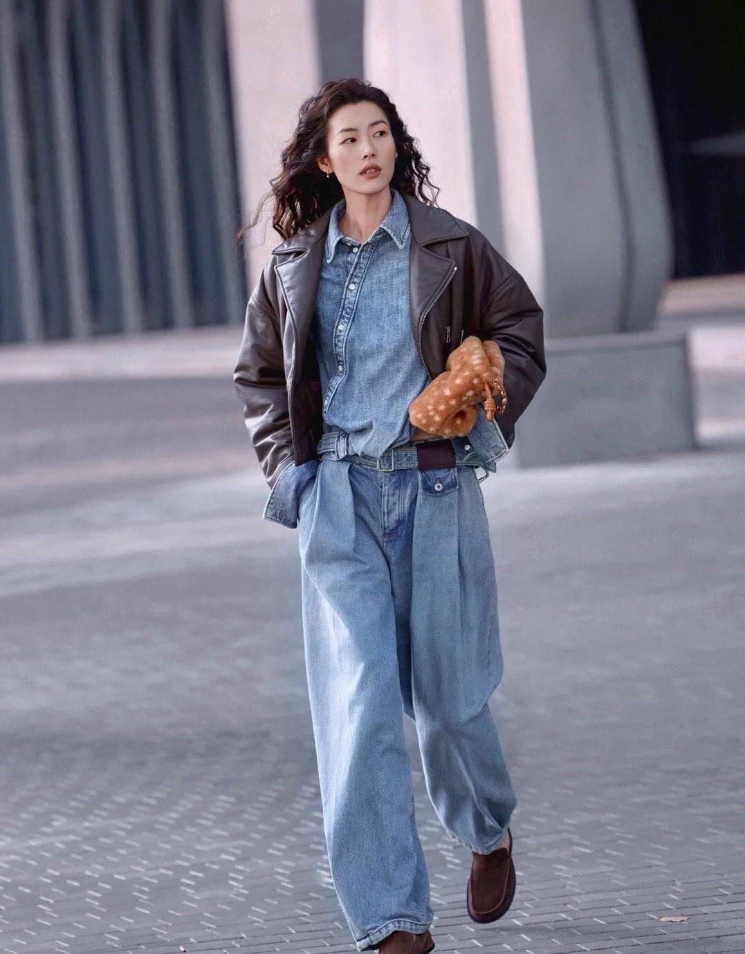 刘雯皮衣牛仔叠穿太绝了刘雯这组穿搭直接抄作业！🤎深棕色机车皮衣混搭浅蓝