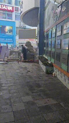 满墙的奖状和德行对位吗？儋州某校的保安，一把抓起学生的外卖，甩手就扔进花坛，还