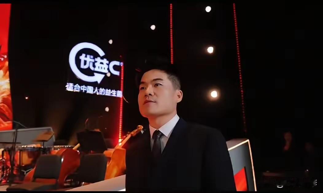 与辉同行主播收入分基础薪资与绩效/提成两部分：普通主播月薪25K-50K（本科平