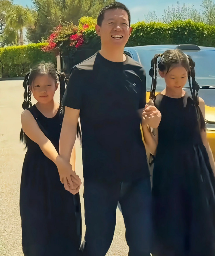 贾跃亭终于见到自己的双胞胎女儿了，他在2017年到美国去后就一直没回来过，己经有
