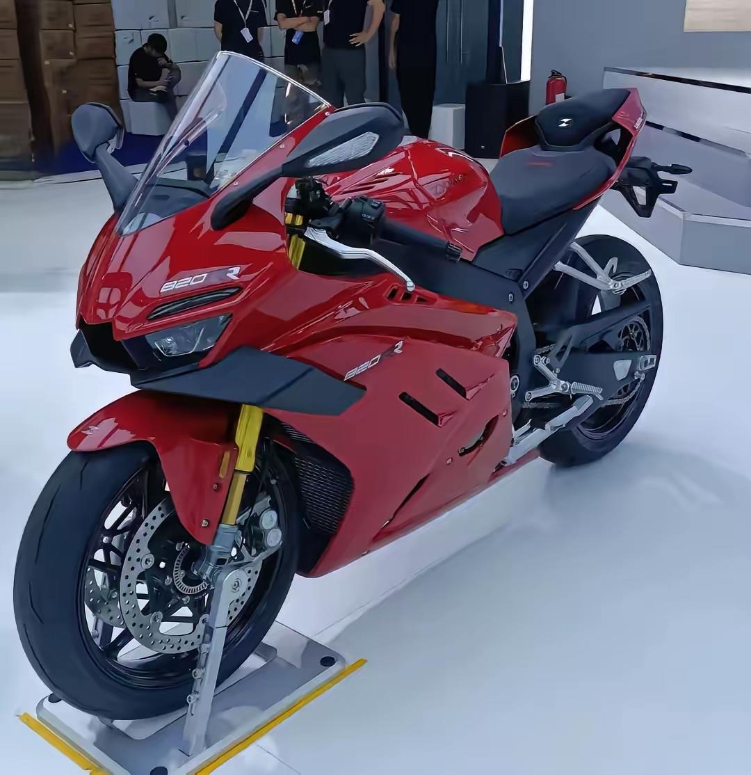 图一：“张雪机车”820RR（中国制造）图二：“川琦机车”400（中国制造）