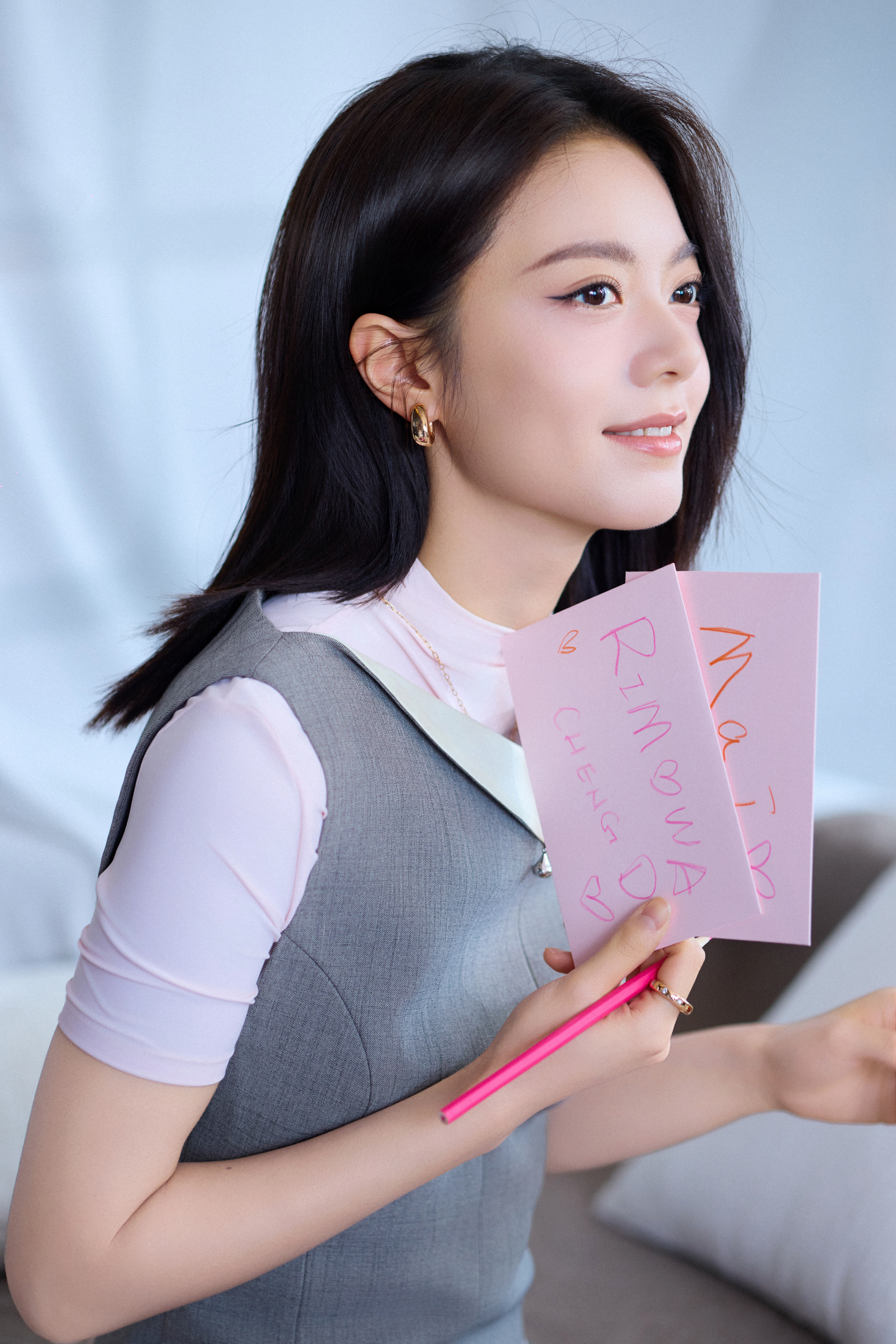 赵今麦干净利落的剪裁衬出舒展身姿，修长腿线舒展大方，柔和气质与干练格调相撞，清