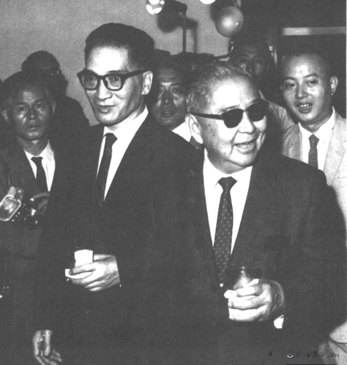 1965年，孙科(戴墨镜者）返回台北，同仁为其举行欢迎酒会的老照片。自1949年