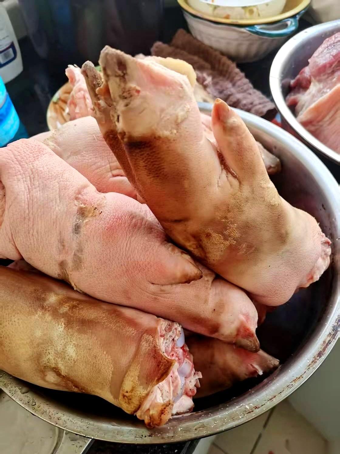 16块一斤的猪前蹄，又肥又白净，我一口气包了八个。摊主大哥连眼皮都没抬，直接上