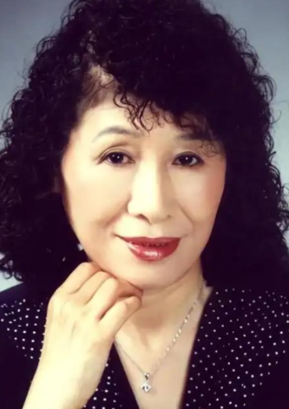 她是开国上将叶飞的女儿叶之枫，身为国家经委进出口局技贸结合处副处长，却勾结他人泄