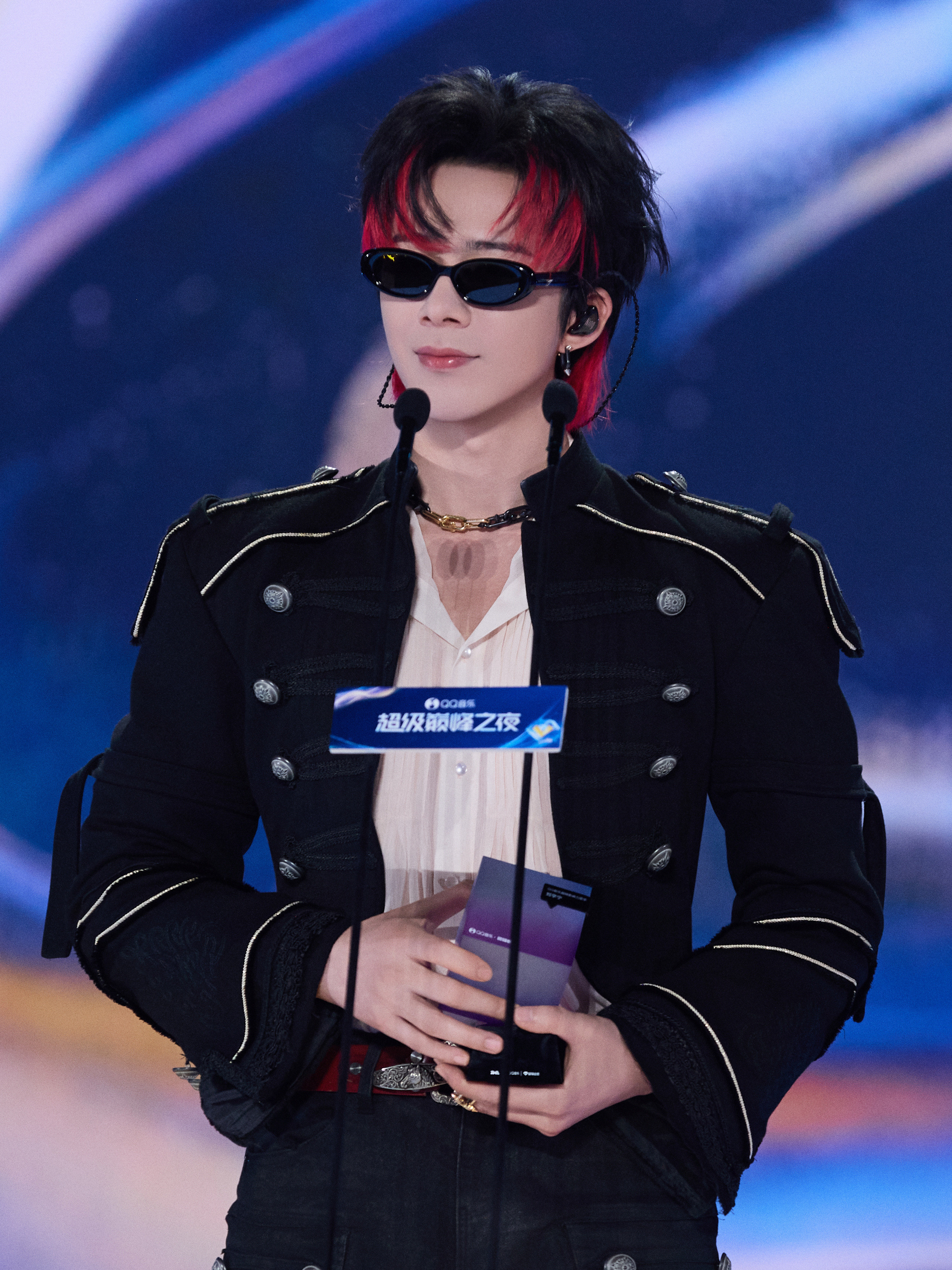 又一次的想你了刘宇宁肿肿的上嘴唇也丝毫没影响到封神演唱现场。真是：左手TOP级