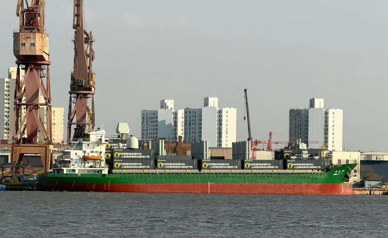 美国看了都要绝望！中国集装箱船上居然直接装垂发，集装箱船直接变高超弹发射平台，正