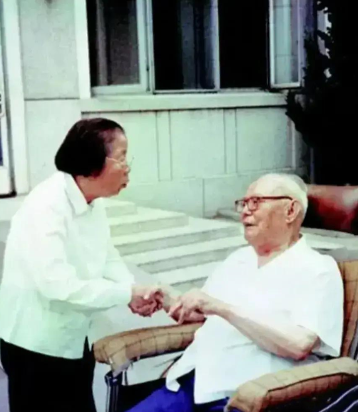 晚年，邓颖超与叶帅握手的一幕1983年，79岁的邓颖超去探望86岁生