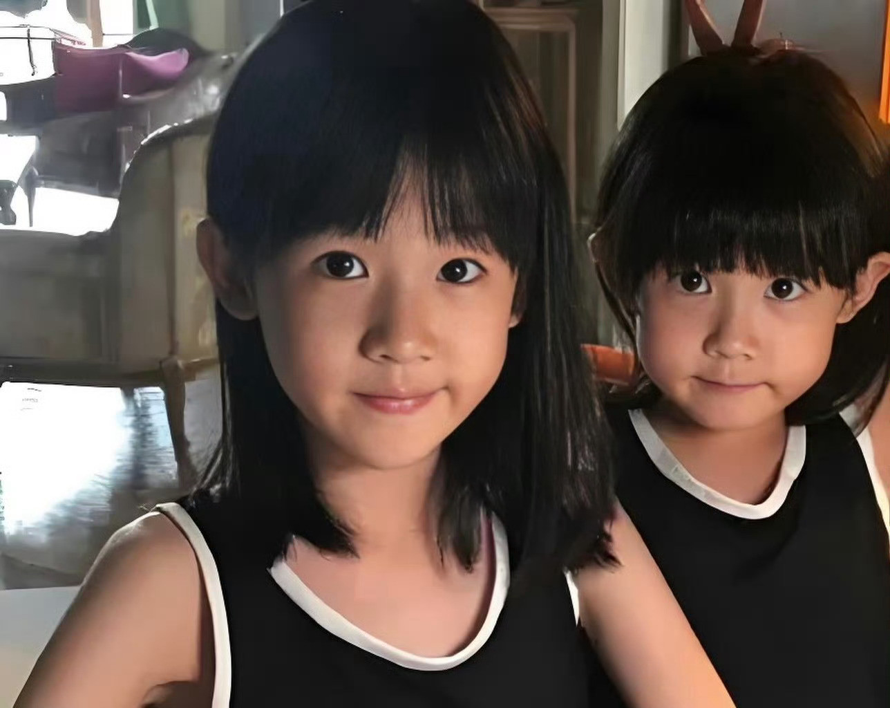 陆毅鲍蕾夫妻俩都是高挑身形，两个女儿完美复刻大长腿基因，年纪不大身高格外突出。先